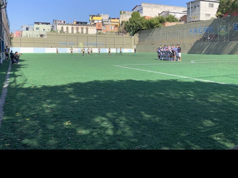Campo da Arena Brasília durante o dia, com os times perfilados antes do apito inicial